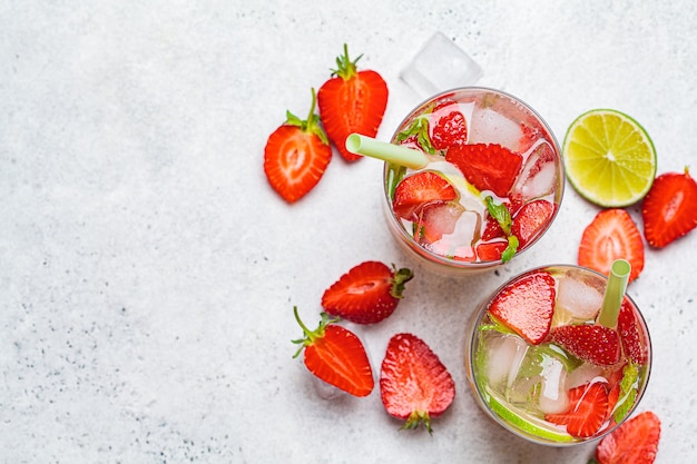 Detox brutaal water met aardbeien en limoen in glazen, bovenaanzicht. Gezond eten concept.