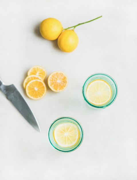 Detox citroenwater in glazen en verse citroenen bovenaanzicht