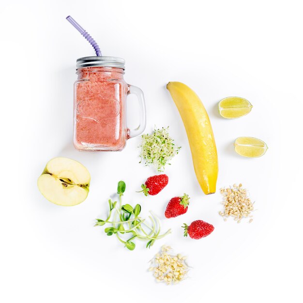 Detox cleanse drink, frutta e frullato di frutti di bosco ingredienti