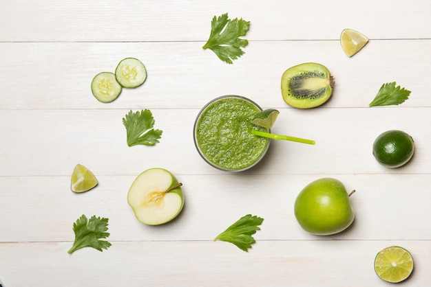 Detox-concept. Glazen pot verse drank groene smoothie, spinaziebladeren, komkommer, appel, limoenfruit.