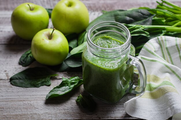 Concetto di disintossicazione. frullato di spinaci in barattolo di vetro. smoothie vegetariano crudo sano