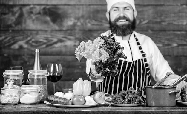 Detox dieet Dieet biologisch voedsel Gezonde voeding koken Rijpe hipster met baard Keuken culinaire Vitamine Vegetarische salade met verse groenten Gelukkig bebaarde man chef-kok recept