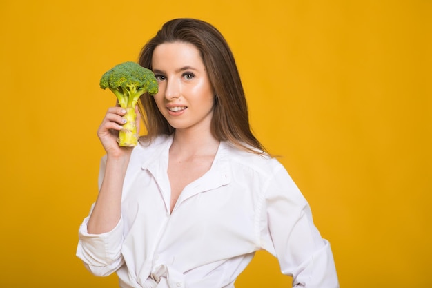 Detox-dieetconcept Vrouw houdt groene broccolispruiten vast voor gezonde voeding