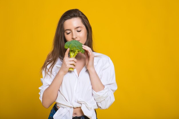 Концепция детокс-диеты Женщина держит зеленые ростки брокколи для здорового питания