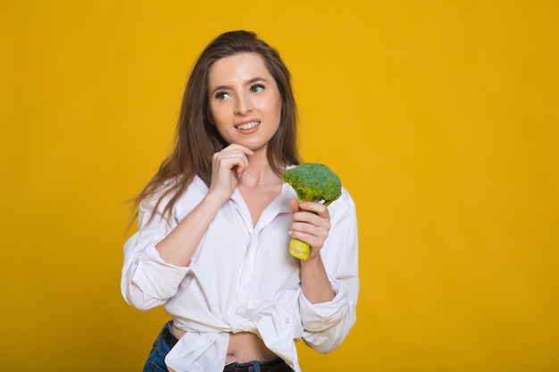 Концепция детокс-диеты Женщина держит зеленые ростки брокколи для здорового питания