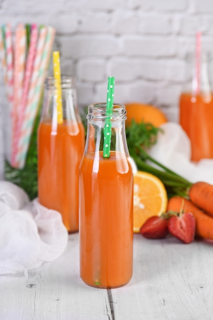 Детокс-напиток. Свежеприготовленный морковно-клубничный апельсиновый сок
