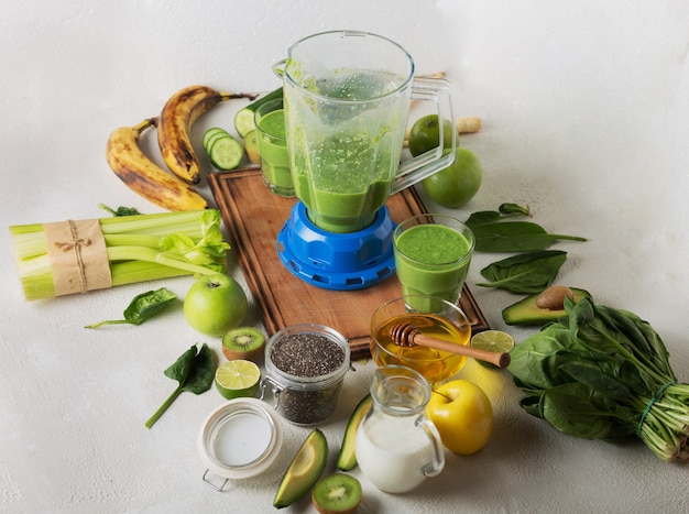 Foto bevanda disintossicante a base di spinaci e verdure verdi