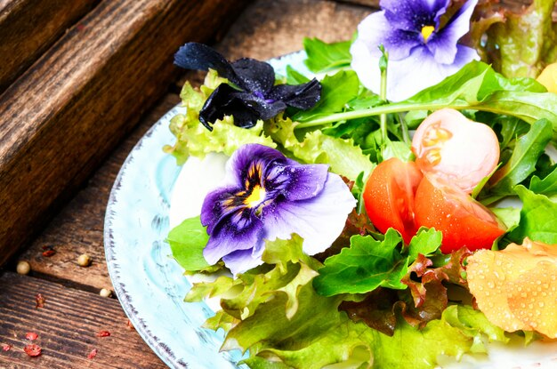 Foto insalata di fiori di disintossicazione