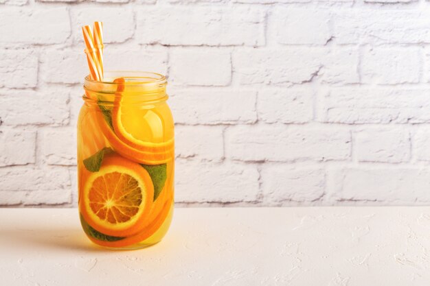 Foto detox fruit doordrenkt water in een glazen pot