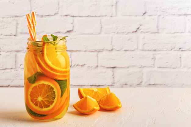 Detox fruit doordrenkt water in pot