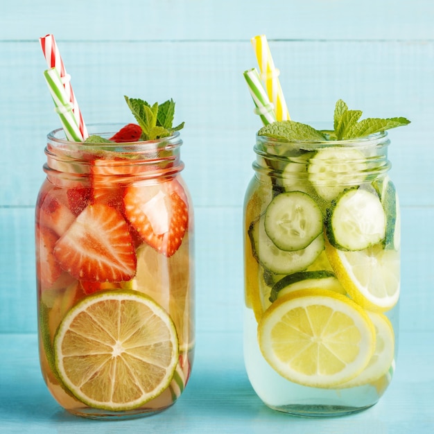 Detox fruit doordrenkt water Verfrissende zelfgemaakte zomercocktail