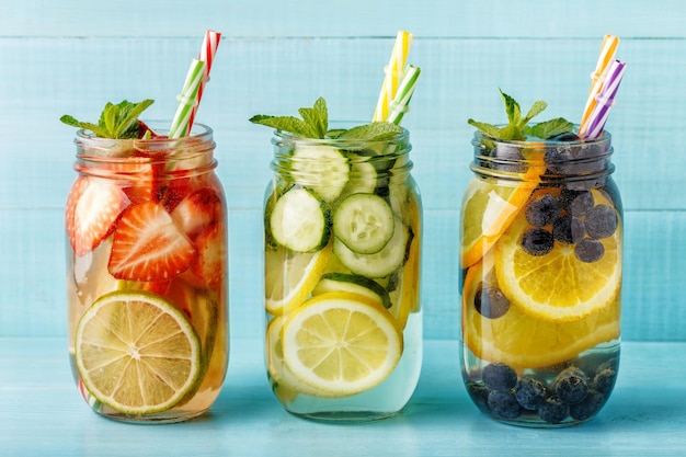 Детокс-вода с фруктами. Освежающий летний домашний коктейль, выборочный фокус.