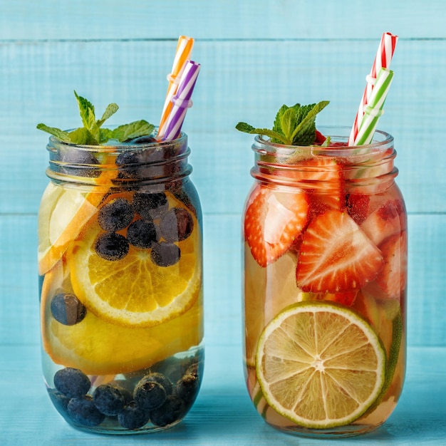 Acqua infusa di frutta detox rinfrescante cocktail estivo fatto in casa