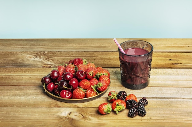 Detox fruit stilleven van rijpe rode bessen kleine aardbeien zwarte moerbeien