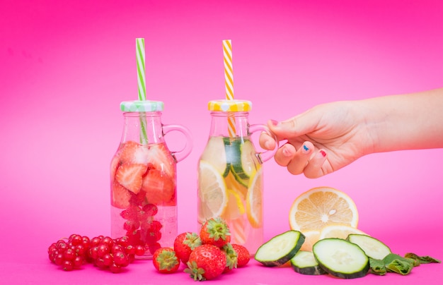 Detox fruit toegediend water. Verfrissende zelfgemaakte zomercocktail