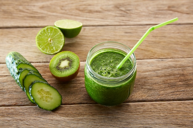 Detox green juice cleansing recipe