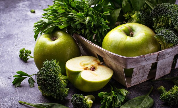 緑の野菜と果物を解毒します。