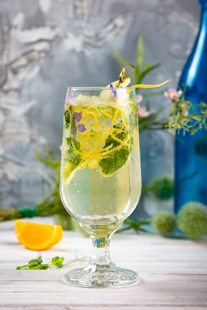 Detox koude limonade met limoen, munt en citroenschil, dieetdrank, gezonde zomercocktail