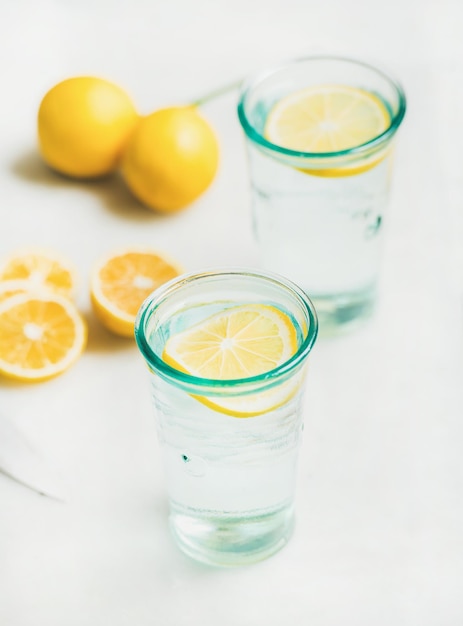 新鮮なレモンを添えたグラスにレモン水をデトックスします