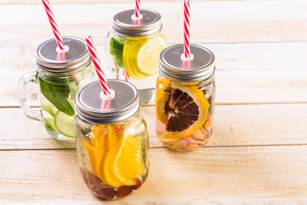 Detox met citrus doordrenkt water als verfrissend zomerdrankje.