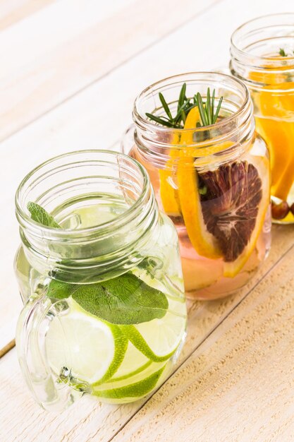 Detox met citrus doordrenkt water als verfrissend zomerdrankje.