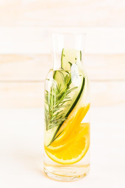 Detox met citrus doordrenkt water als verfrissend zomerdrankje.