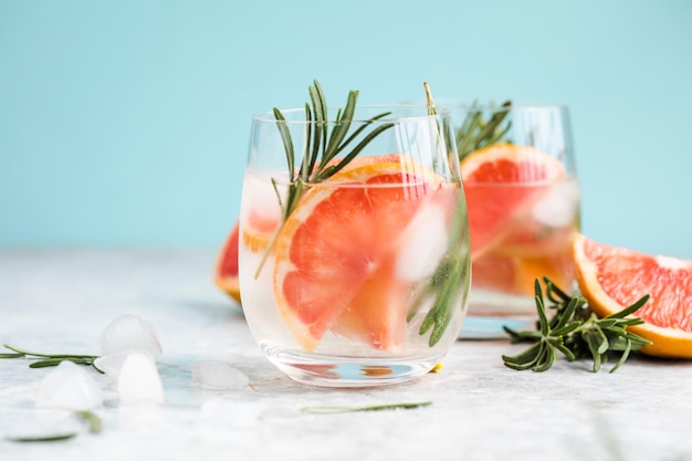 Detox met fruit doordrenkt gearomatiseerd water Verfrissende zelfgemaakte limonadecocktail voor de zomer