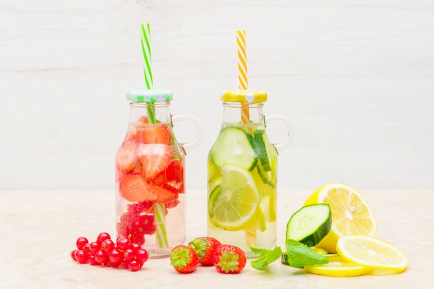 Detox met fruit doordrenkt water. Verfrissende zomerse zelfgemaakte cocktail