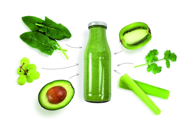 Detox reinigen drankje concept groene groente smoothie ingrediënten Natuurlijke biologische gezonde sap in fles voor gewichtsverlies dieet of vasten dag Komkommer appel limoen en spinazie mix geïsoleerd op wit