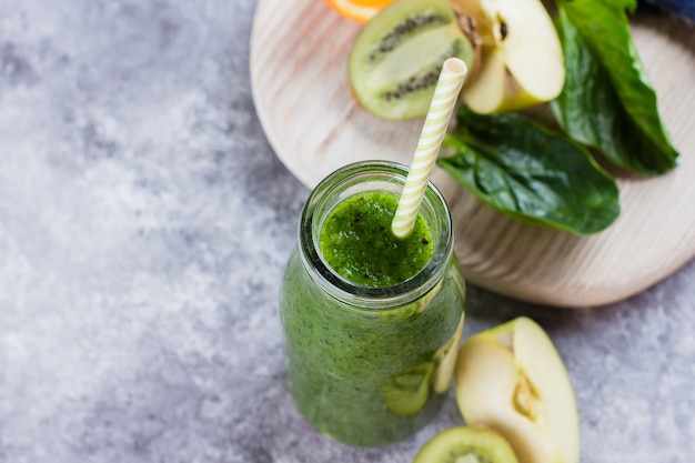 Detox schoon eten Veganistisch drankje Concept. Verse groene smoothies met fruit op tabelachtergrond