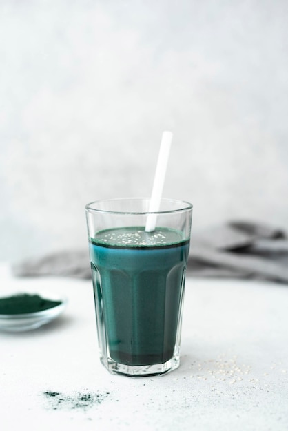 Detox-smoothie van spirulina-algen in een hoge glazen close-up