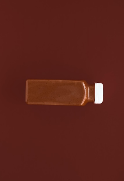 Шоколадная бутылка смузи из суперпродуктов Detox для похудения, очищения на коричневом фоне, плоский дизайн для блога экспертов по еде и питанию