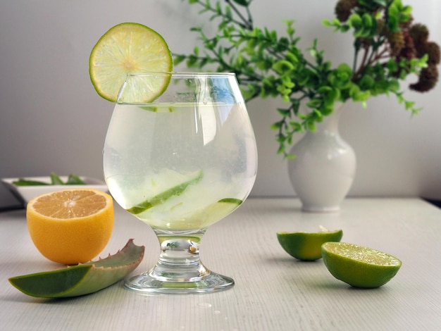 Детокс-вода с алоэ вера и лимонным соком