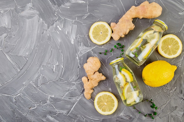 Detox water in flessen met ingrediënten, gember, citroen, munt