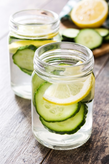 Detox water met komkommer en citroen op houten tafel