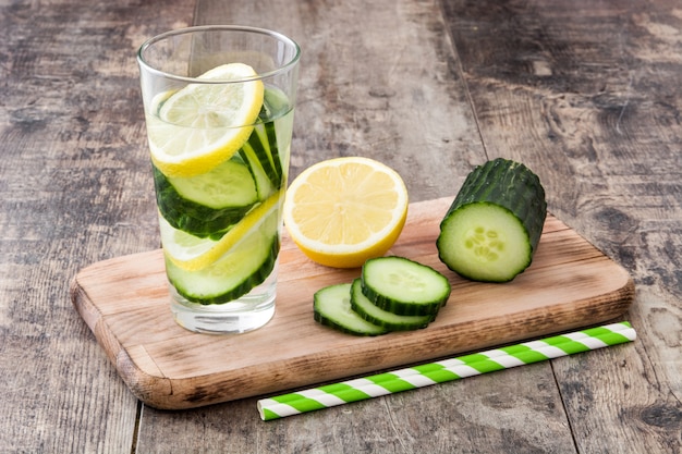 Detox water met komkommer en citroen op houten tafel