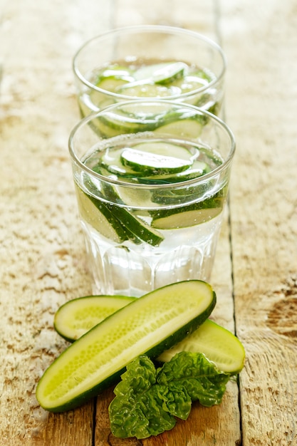 Detox water met komkommer