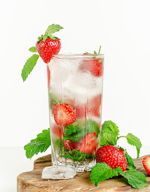 Acqua disintossicante con fragole, soda, ghiaccio e foglie di menta. uno stile di vita sano.