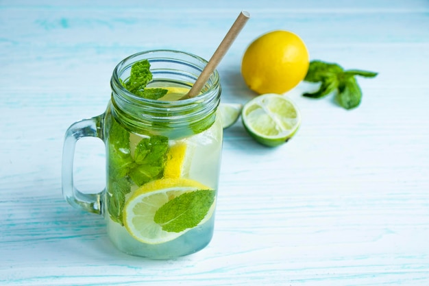 detoxdrank met muntgember en citroen Koude mojitococktail Een muntfrisdrank is gezond