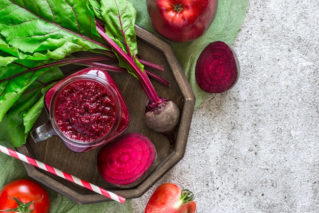 Detoxdrank van rode biet, tomaat en appel