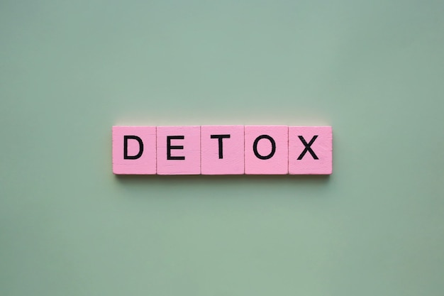 Detoxwoord in roze blokken