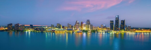 Горизонт Детройта в Мичигане, городской пейзаж США на закате, снятый из Виндзора, Онтарио