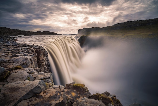 Dettifoss-waterval gelegen aan de jokulsa a fjollum-rivier in ijsland