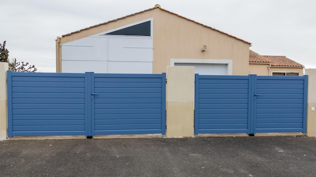 Deur dubbele aluminium grijze metalen portaal moderne poort van buitenwijk huis