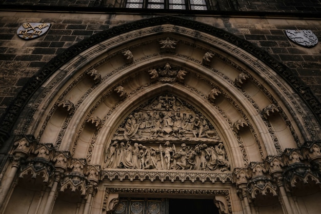 Deur van de kerk van St. Peter en Paul in het kasteel van Vysehrad, Praag, Tsjechië