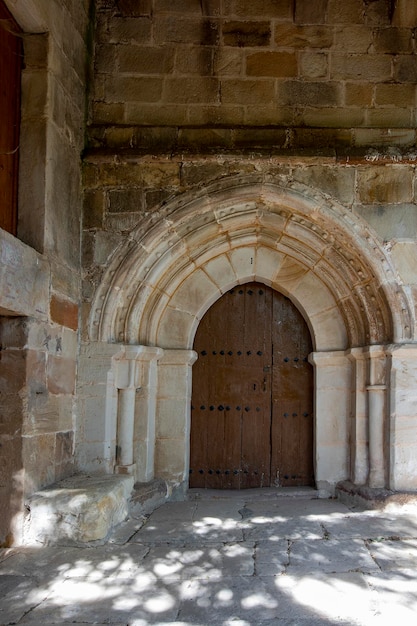 Deur van de Romaanse kerk van San Vicente in Rebollar del Ebro.