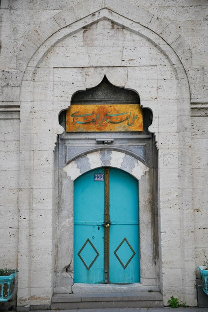 Deur van een oud gebouw in Konya Turkiye