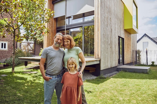 Германия NRW Bruhl Familie vor dem eigenen Tinyhouse Зеленая жизнь