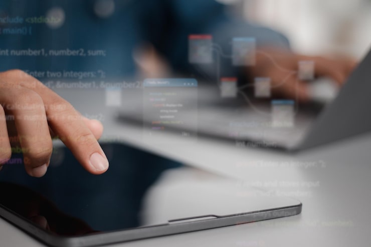 Photo 디지털 소프트웨어 기술 개발자: 노트북 컴퓨터 프로그래밍, 컴퓨터 코딩 실행, 웹 사이트 또는 응용 프로그램 개발