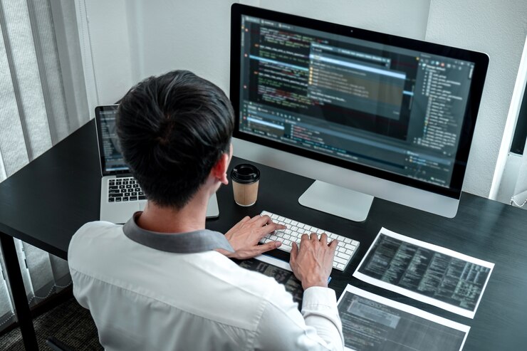 オフィスでプログラミングプログラムソフトウェアコンピューターのコーディングに取り組んでいる開発者プログラマー